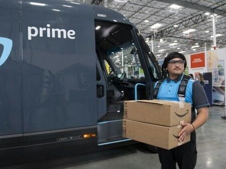 Amazon uses AI to make robots better warehouse workers